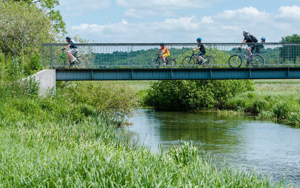 Familie Cykler På Bro